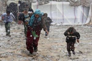 Zece refugiaţi sirieni au murit îngheţaţi în încercarea de a trece munţii, în Liban