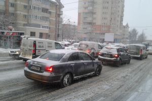 Trafic îngreunat de zăpadă, pe străzile şi trotuarele din Suceava, luni dimineaţa