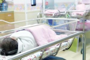 Aproape 100 de nou-născuţi au fost părăsiţi în Maternitatea Ploiesti