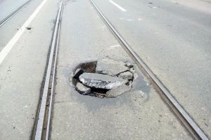 Atenţie la groapă! Zeci de şoferi din Oradea reclamă că şi-au rupt roţile într-o gură de canal din Bulevardul Magheru (FOTO)