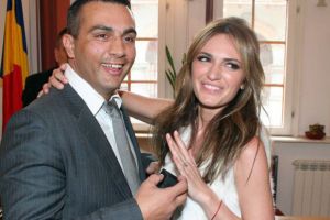 Maria Marinescu a născut în mare secret şi deja a fost externată împreună cu bebeluşul. Soţul său este cel mai mândru tătic