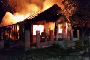 Incendiu la o casă din judeţ. Pompierii, împotmoliţi pe un drum impracticabil! Misiune aproape imposibilă
