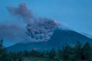 Un vulcan se pregăteşte de o erupţie majoră. 40.000 de persoane au fost evacuate 