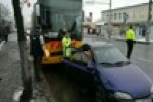 Accident la coborâre de pe podul IRA. Autobuzul s-a oprit într-o maşină la semafor - VIDEO