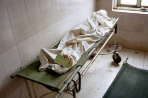 Caz sinistru la morga spitalului. Rudele unei femei decedate susţin că au găsit-o la morgă cu un pampers înfăşurat pe cap