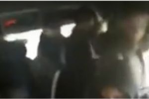 REVOLTĂTOR! Elevă de 12 ani, BĂTUTĂ CRUNT de un coleg în microbuzul şcolar