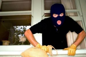 Spargere de 10.000 de lei. Hoţul a furat şi camerele de supraveghere