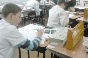 Zeci de elevi, calificaţi la judeţeana de chimie