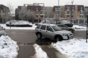 TUPEU: Cu Land Rover-ul, in fata Prefecturii, blocand calea de acces
