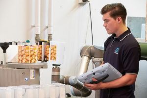 Cererea de muncitori şi roboţi este din ce în ce mai mare. Ce se întâmplă în Bihor cu locurile de muncă (FOTO)