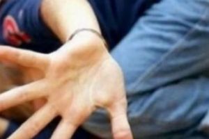 CAZ ȘOCANT. O elevă de 12 ani a fost BĂTUTĂ în microbuzul şcolar. Colegii au FILMAT totul 