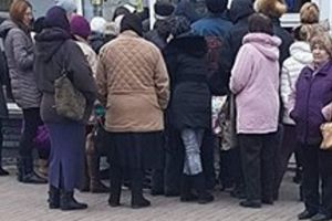 S-au pus la coadă cu o oră înainte de deschiderea magazinului! La ce S-AU ÎNGHESUIT arădenii, de dimineaţă