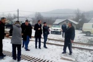 Autoritatile judetene sustin amenajarea trecerii de cale ferata in localitatea Ticau