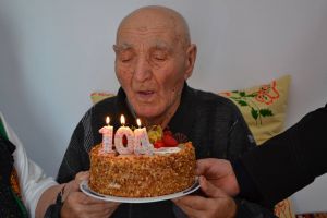 Veteran de război, vizitat de vânătorii de munte