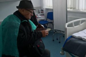 Primii bani pentru implantul de care are nevoie Mihnea, donaţi de pensionarul Theodor Gafiţa, ...