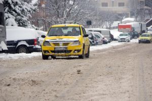 Circulaţie îngreunată de zăpadă, pe străzile şi trotuarele din Suceava