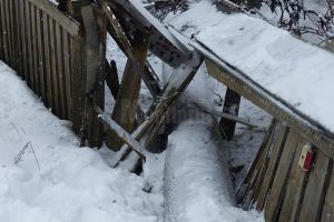 Frică şi pagube mari pentru o familie, din cauza accidentelor repetate în gardul casei lor ...