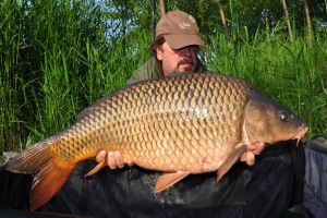 Adrian Daminescu le cântă pescarilor bistriţeni