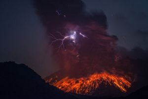 Un MORT şi mai mulţi RĂNIȚI în urma unei ERUPȚII VULCANICE