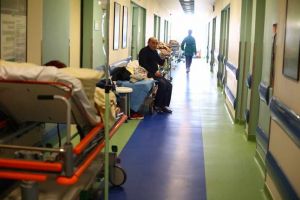 Razboi la Spitalul Judetean: Pacienti pe hol, infirmiera jignita, acuze de inscenare