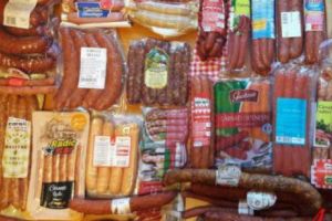 Şocant! Mâncăm cârnaţi de casă care CONŢIN soluţie de DEZGHEŢAT DRUMURILE