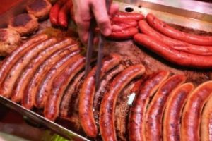 Otrava din farfuriile românilor! APC avertizează: Cârnaţi preparaţi cu soluţie de dezgheţare a drumurilor