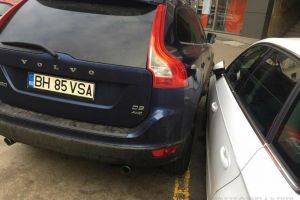 Bizon cu Volvo: A parcat maşina la câţiva milimetri de o alta