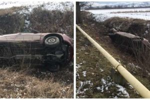 FOTO: Accident rutier la intrare în Cugir. Un şofer a pierdut controlul asupra volanului şi s-a răsturnat în afara părţii carosabile