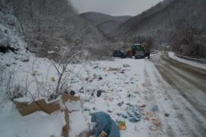 Acţiune de salubrizare în zona turistică ”Lac Tarniţa”, de pe drumul judeţean 107 P - FOTO