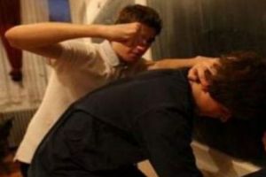 ELEV bătut în curtea liceului, transportat DE URGENȚĂ la spital. Care este MOTIVUL pentru care paznicul NU A INTERVENIT