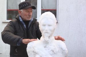 Bustul lui Cuza din gheaţă