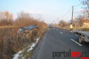 FOTO&VIDEO. Accident în Balta Blondă. O maşină a ajuns într-un şanţ, cu roţile în sus