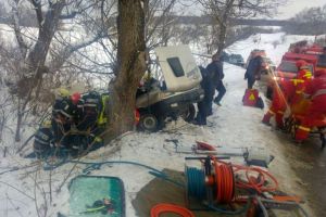 FOTO – Maşină intrată într-un copac la Mihăileni. O persoană rănită
