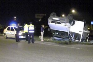 S-a răsturnat cu maşina şi a murit