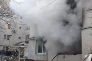 INCENDIU DE PROPORȚII într-un bloc! Cinci persoane INTOXICATE cu fum, alte 32 de persoane EVACUATE