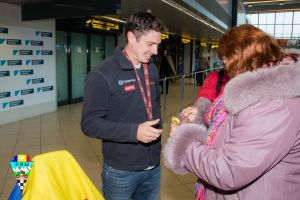 FOTO. Mani Gyenes, întâmpinat cu drapelul României la Bucureşti