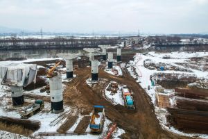 FOTO-VIDEO| Autostrada Sebeş-Turda, lotul 1: Mobilizare pentru construcţia podului peste râul Mureş, de la Limba. Se lucrează la piloni