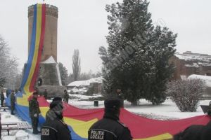 Steagul de 100 de metri, desfăşurat peste Prut, arborat pe Turnul Chindiei din Târgovişte