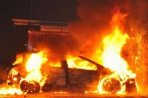 INCENDIU SUSPECT. O maşină a luat FOC în parcare. POLIȚIA în ALERTĂ