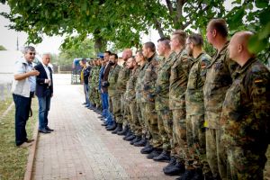 DÂMBOVIŢA: Militari voluntari germani restaurează Cimitirul de onoare de la Titu (Sălcuţa) – VIDEO