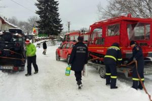 O acţiune de suflet pentru oamenii din Vadu Dobrii. Pompierii şi salvamontiştii au dus pâine şi medicamente sătenilor