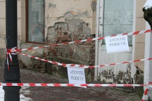 O casă de pe str. Gheorghe Şincai din Bistriţa, în pericol să cadă peste trecători (FOTO)
