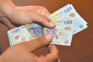 Fiecare absolvent de liceu va primi câte 1500 de lei. CARE sunt condiţiile de acordare a primei de inserţie