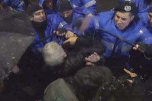INCREDIBIL. Ce SALARIU are jandarmul care A LOVIT un protestatar