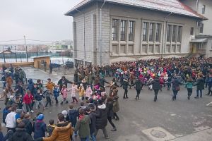 Marţi, 23.01.2018, la Colegiul National  “Fraţii Buzeşti” Craiova, elevii si profesorii s-au prins într-o “ horă a unirii” simbolică