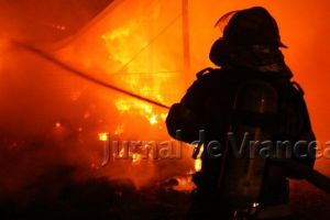 Noapte de foc pentru pompierii vrânceni. Trei incendii stinse în mai puţin de două ore