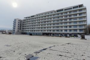 Info-Sud-Est.ro: Primaria condusa de Radu Mazare a vandut jumatate de hectar de plaja cu 12 euro/mp. Tunurile imobiliare ale nababilor din statiunea Mamaia 