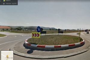 Camerele Google Street au surprins două prostituate la treabă într-o parcare. Ce detalii apar în imagine!