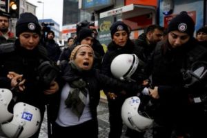 Turcia a arestat zeci de persoane,printre care şi jurnalişti, pentru 