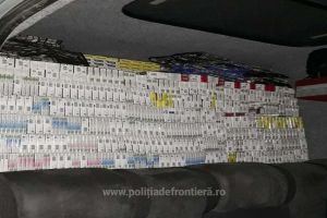 FOTO. Au ascuns ţigări între saunele maşinii şi caroserie crezând că scapă. Poliţiştii i-au prins